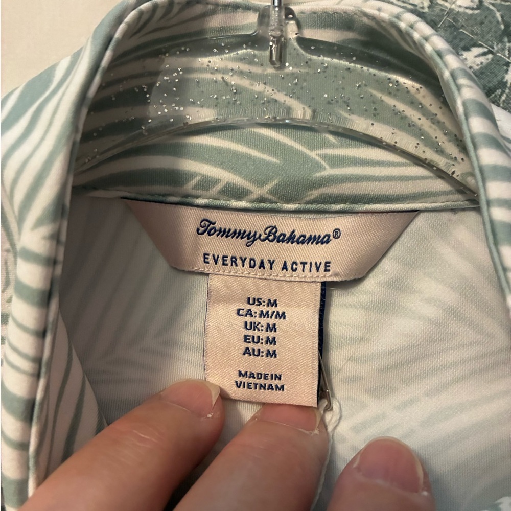 Tommy Bahama Green and White Leaf Pattern Everyday Active Wear Pullover Shirt - Picture 3 of 10